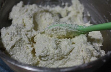 椰蓉脆饼,把椰蓉脆饼面糊用保鲜膜覆盖住放置1小时,让椰蓉和黄油好好地融合在一起。