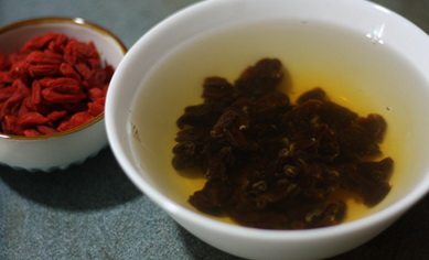 全麦养生软欧包,准备工作：<a style='color:red;display:inline-block;' href='/shicai/ 665'>核桃</a>放进烤箱中层150度烘烤5分钟，<a style='color:red;display:inline-block;' href='/shicai/ 593'>桂圆</a>用热<a style='color:red;display:inline-block;' href='/shicai/ 156925'>水</a>冲洗一下，沥干<a style='color:red;display:inline-block;' href='/shicai/ 156925'>水</a>分待用。