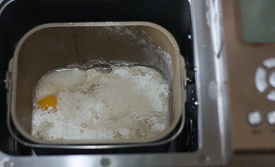 全麦养生软欧包,按下面包机的“和面”程序,工作15分钟,搅拌成光滑面团。