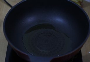 金枪鱼披萨,锅中放橄榄油,烧热。
