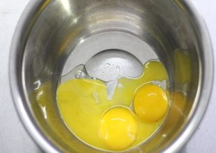 抹茶淡奶油戚风蛋糕,分离蛋白和蛋黄,蛋白要放入无水无油的容器中。