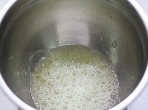 抹茶淡奶油戚风蛋糕,蛋白打成粗的鱼眼泡,放入30克细砂糖的三分之一
