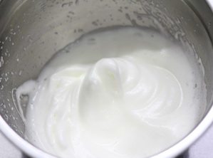 抹茶淡奶油戚风蛋糕,蛋白打成湿性发泡,提起打蛋器形成一个弯弯的尖角放入剩下的细砂糖。