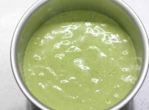 抹茶淡奶油戚风蛋糕,倒入模具,在桌子上震几下,振出大气泡。