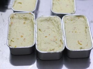 橙香磅蛋糕,放入涂油撒粉的模具中,两头稍微高,中间凹陷一点。