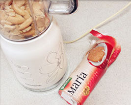 人气木糠蛋糕杯,饼干掰碎放入搅拌杯，用搅拌机打碎。或者放入保鲜袋，用擀面杖碾碎呈粉末状，加入<a style='color:red;display:inline-block;' href='/shicai/ 920'>可可粉</a>拌匀