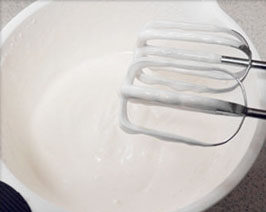 人气木糠蛋糕杯,<a style='color:red;display:inline-block;' href='/shicai/ 8197'>淡奶油</a>用打蛋器打发，至体积变大，勉强可流动的状态