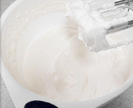 人气木糠蛋糕杯,加入<a style='color:red;display:inline-block;' href='/shicai/ 893'>炼乳</a>继续打发，至出现明显纹路，可以裱花的状态