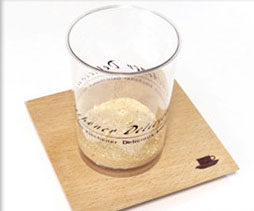 人气木糠蛋糕杯,取慕斯杯，先舀适量饼干屑加入杯子中，用小勺轻轻压平