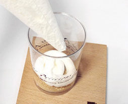 人气木糠蛋糕杯,再挤上一层淡奶油