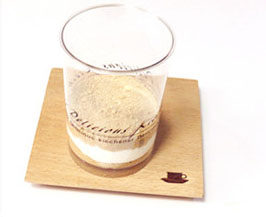 人气木糠蛋糕杯,再舀上适量饼干屑压平，挤上淡奶油，直至铺满杯子