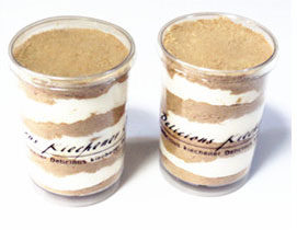 人气木糠蛋糕杯,表面筛一层饼干屑，入冰箱冷冻2小时即可。密封冷冻几天吃也没问题