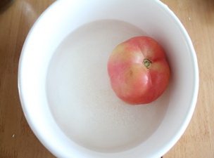 番茄菜花,烧开水,把西红柿放水里烫半分钟左右,这样就可以轻松去掉西红柿的表皮。