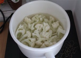 番茄菜花,泡好的菜花清洗一下,烧开水焯烫1分钟左右,捞出控水备用。