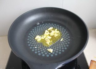 番茄菜花,锅内放油,烧热放入蒜末炒香。