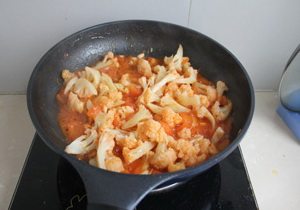 番茄菜花,放入菜花翻炒,炖至汤汁收浓稠即可。