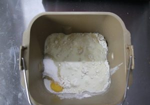 肉桂卷,把除去黄油之外的材料全部放入面包机,水可以留出10克,因为面粉的干燥度不同吸水度也不同,酌量添加