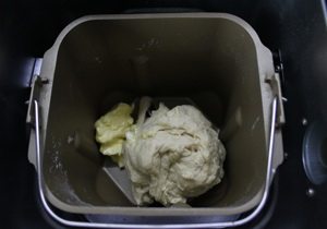 肉桂卷,启动揉面程序15分钟之后,放入软化的黄油