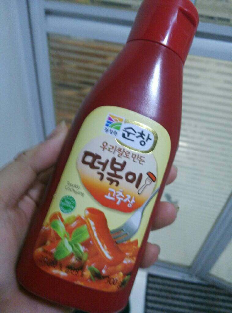 辣白菜炒韭菜,倒入炒年糕酱