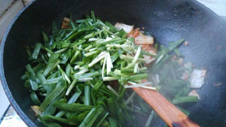 辣白菜炒韭菜,加入韭菜段迅速翻炒