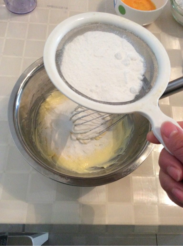 蔓越梅饼干,筛入糖粉 手动打蛋器拌匀 不需要打发黄油(我没买糖粉 是把白糖用料理机打成糖粉的)