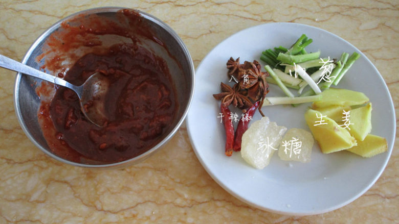 腐乳酱鸭,准备调料,2块红腐乳里再加入2汤匙腐乳汁压碎