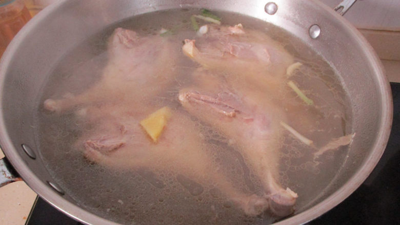 腐乳酱鸭,先把鸭腿冷水下锅,加入一半的葱和一半的<a style='color:red;display:inline-block;' href='/shicai/ 2800'>生姜</a>焯水后捞起洗净