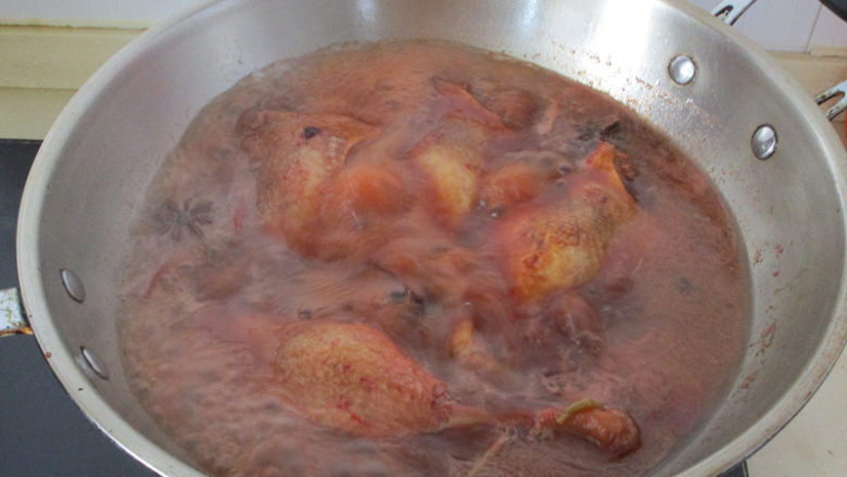 腐乳酱鸭,加入开水,水量能浸没食材盖上大火烧开后转小火半小时
