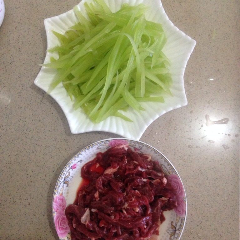 莴笋炒牛肉丝,备好所需材料，<a style='color:red;display:inline-block;' href='/shicai/ 216'>牛肉</a>和<a style='color:red;display:inline-block;' href='/shicai/ 124'>莴笋</a>切丝，<a style='color:red;display:inline-block;' href='/shicai/ 216'>牛肉</a>放适量<a style='color:red;display:inline-block;' href='/shicai/ 692'>酱油</a>，<a style='color:red;display:inline-block;' href='/shicai/ 718'>料酒</a>，盐腌制半小时