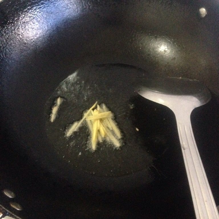 莴笋炒牛肉丝,稍微多点油爆香，姜丝