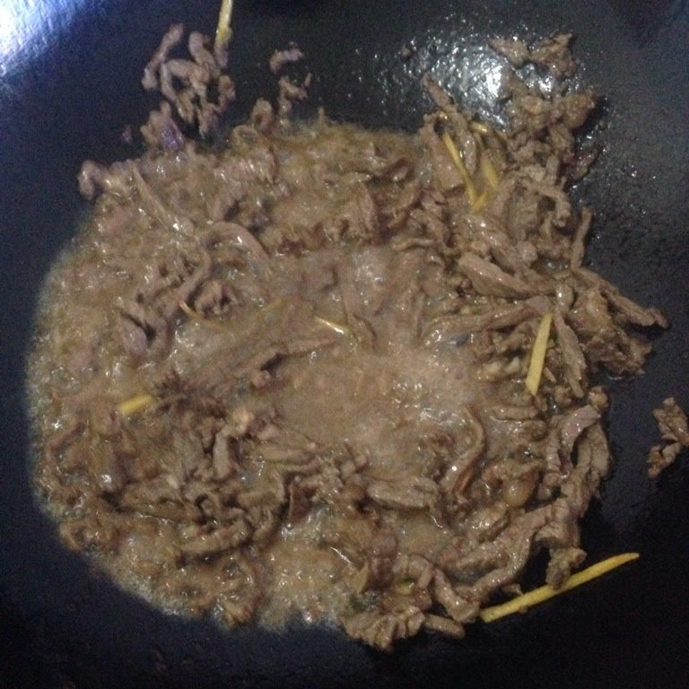 莴笋炒牛肉丝,下入腌制好的牛肉快速翻炒八成熟，出锅装盘待用