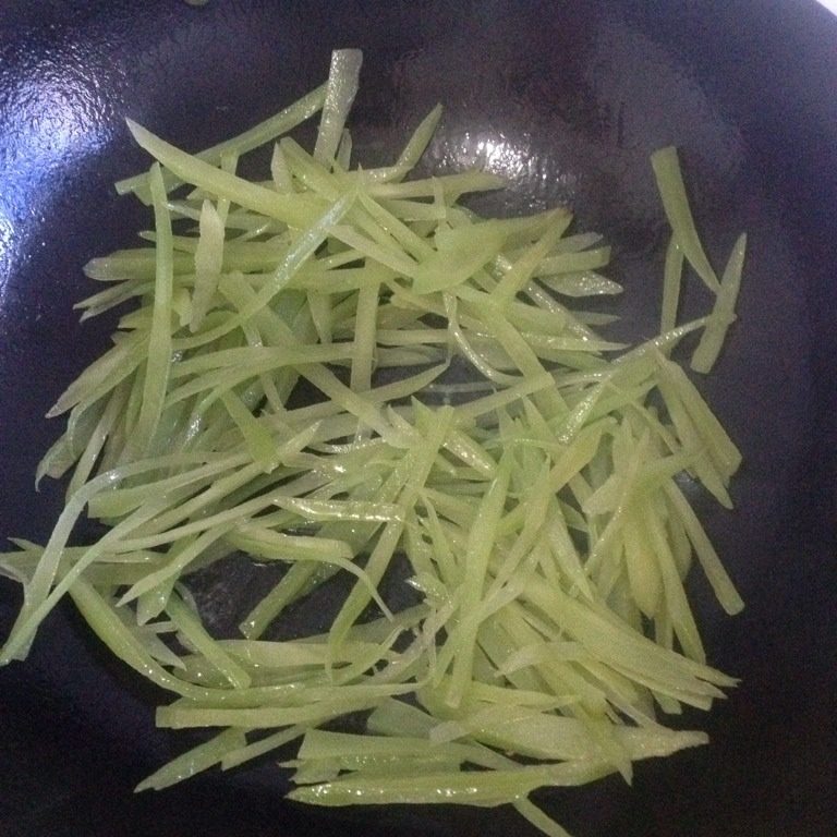 莴笋炒牛肉丝,少许油下锅放入切好的莴笋丝翻炒两分钟