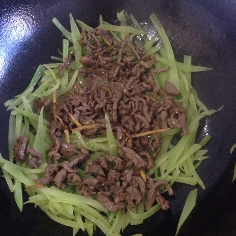 莴笋炒牛肉丝,放入炒过的牛肉丝一起再翻炒片刻