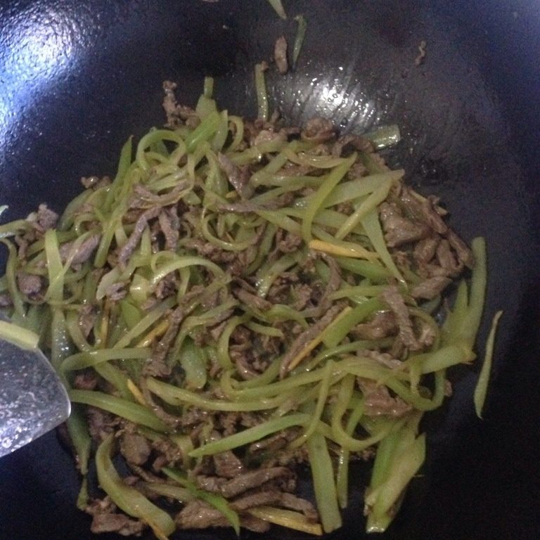 莴笋炒牛肉丝,放入少许盐，<a style='color:red;display:inline-block;' href='/shicai/ 717'>味精</a>就可以出锅了