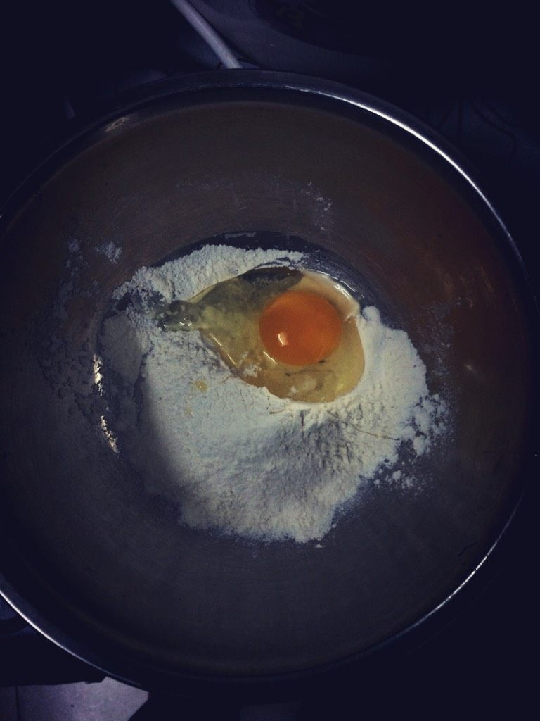 鸡蛋饼乱卷,如图<a style='color:red;display:inline-block;' href='/shicai/ 9'>鸡蛋</a><a style='color:red;display:inline-block;' href='/shicai/ 519'>面粉</a>混合搅成糊糊加水，然后做成饼