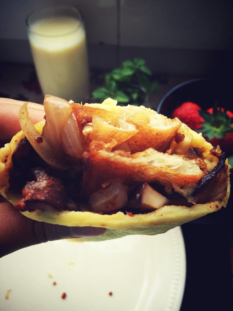 鸡蛋饼乱卷,<a style='color:red;display:inline-block;' href='/shicai/ 29'>洋葱</a><a style='color:red;display:inline-block;' href='/shicai/ 230'>香菇</a>切片先翻炒，盛出备用，把<a style='color:red;display:inline-block;' href='/shicai/ 580'>油条</a>夹中间，再把<a style='color:red;display:inline-block;' href='/shicai/ 29'>洋葱</a><a style='color:red;display:inline-block;' href='/shicai/ 230'>香菇</a>也加进去卷起来就好了