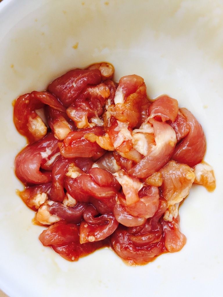 干煸豆角,<a style='color:red;display:inline-block;' href='/shicai/ 435'>里脊</a>肉切片或丁 ，加入料酒，酱油，盐，鸡精，淀粉，腌制五分钟