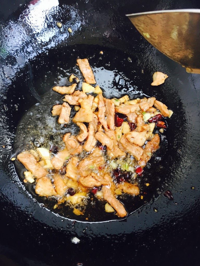 干煸豆角,锅中少许油，放入肉进入炒变色，加蒜末，<a style='color:red;display:inline-block;' href='/shicai/ 86474'>干辣椒</a>，麻椒炒出香味，