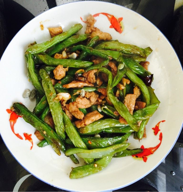 干煸豆角,直到把水分炒干，转盘即可