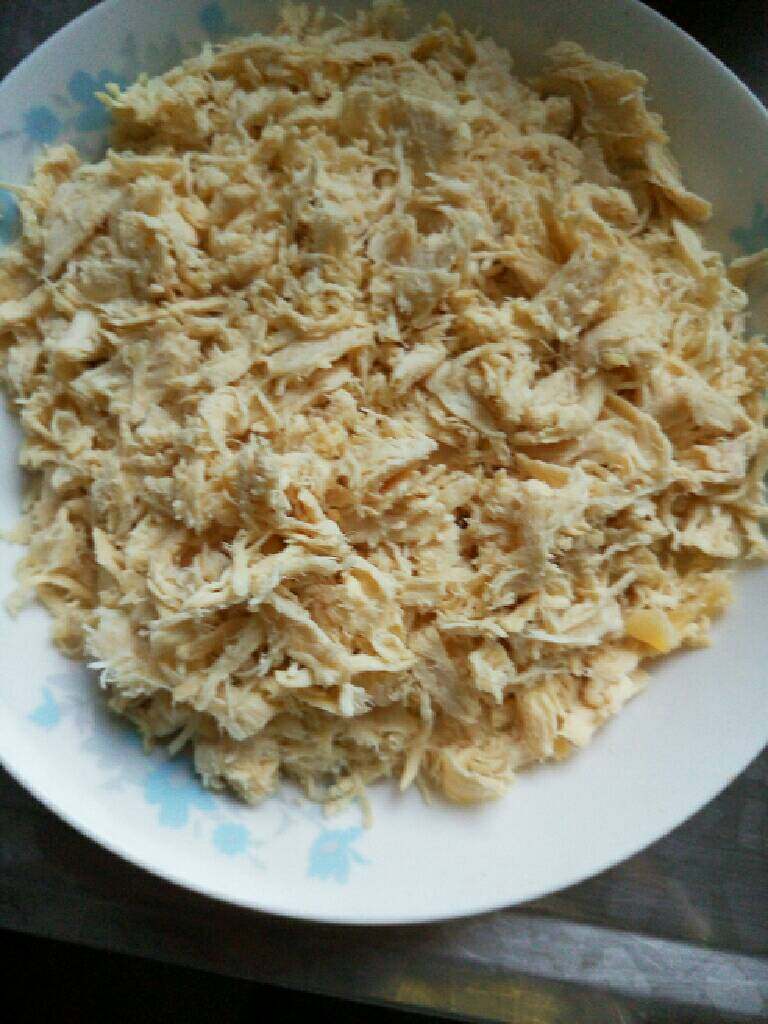 家庭系列之鸡肉松,两次擀压后的鸡肉基本上纤维已经碎了，所以可以用手把鸡肉尽可能撕的越小越好