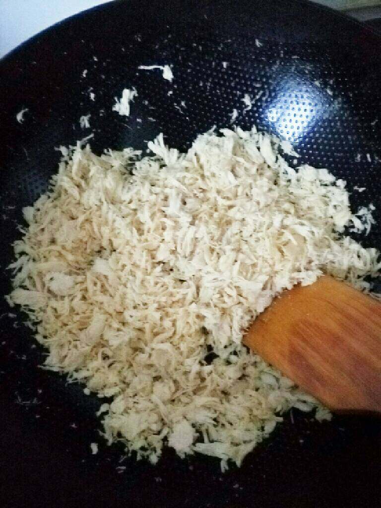 家庭系列之鸡肉松,平底锅加热，放入少许油，小火，倒入鸡肉翻炒