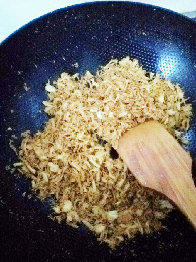 家庭系列之鸡肉松,炒至鸡肉变干没有水分后，加入味极鲜上色，加入少许糖和黑白胡椒粉