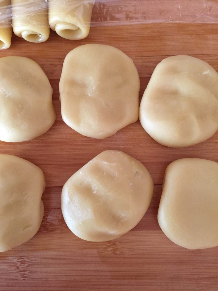 开口酥,拿一个卷，中间压一下包成圆饼