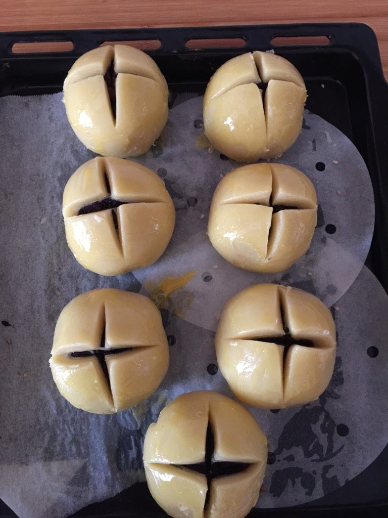 开口酥,表面刷<a style='color:red;display:inline-block;' href='/shicai/ 15'>蛋黄</a>液，切十字刀