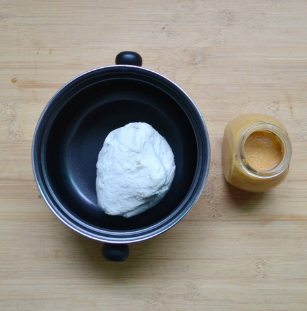 黑芝麻杂粮糊汤圆,糯米粉加入开水和猪油,用筷子拌匀,等稍凉一点的时候,用手揉成光滑的面团。