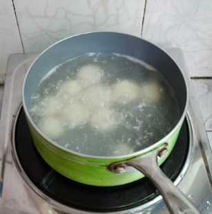黑芝麻杂粮糊汤圆,锅内放入适量的水,大火烧开后放入包好的汤圆,中火煮至汤圆全部浮起来就是成熟了,中途要用勺子转圈,以防止汤圆粘底哈。