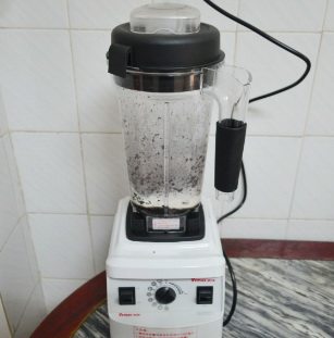 黑芝麻杂粮糊汤圆,将除了冰糖外所有的材料放进破壁机里,用研磨程序将所有的材料研磨成细腻的糊糊。
