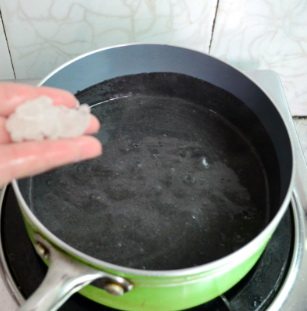 黑芝麻杂粮糊汤圆,将打好的杂粮糊倒出来,放入锅里,再加入适量的冰糖,小火一边搅拌一边煮至冰糖完全溶化。