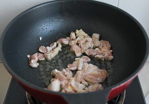 西班牙海鲜饭,放入鸡腿肉慢慢炒至焦黄,吐出鸡油。