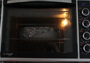 西班牙海鲜饭,用锡纸包严,放入200度的烤箱1个小时。